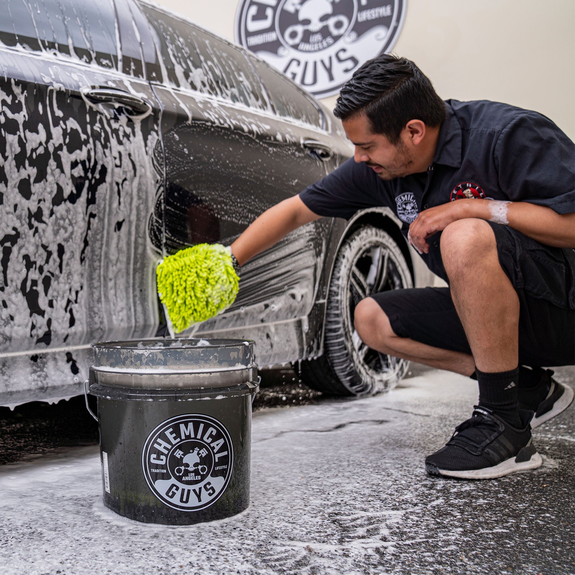 Heavy Duty Ultra Clear Detailing Bucket. 4.25 Gal. Smoked Obsidian Black - Image 9